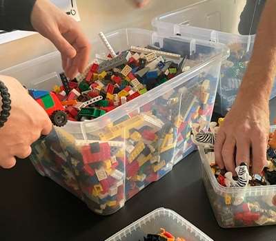 Brug af Lego til kompetenceudvikling i casen med virksomheden frie