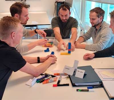 Gruppeøvelse med brug af Lego i Casen med R&D Test Systems